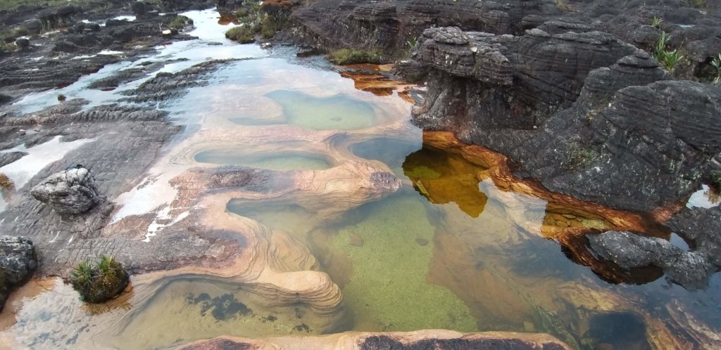 jacuzzis-monte-roraima-sola-no-mundo