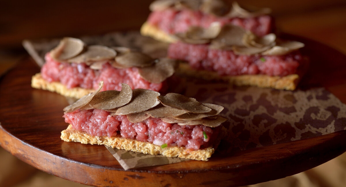 Canapés de tartar de carne com Trufas de Sapucay