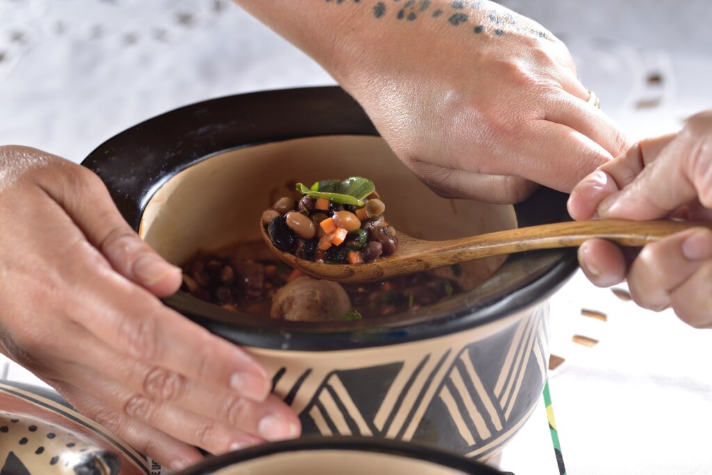 Menu de inverno "Abrindo Caminhos" com feijões do Brasil, abobora, codeguim e verduras nativas.