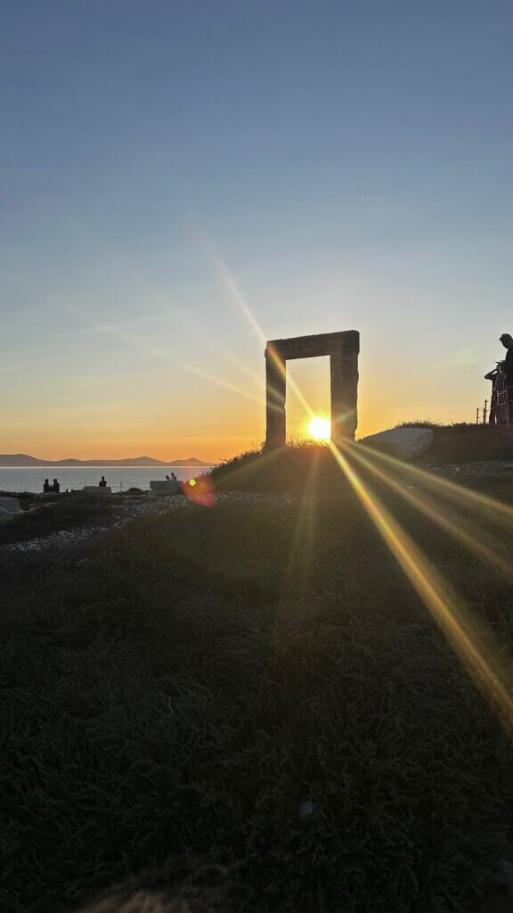 Pôr do sol no Templo de Apolo, cartão postal de Naxos. Foto: Fernanda Antônia Bernardes
