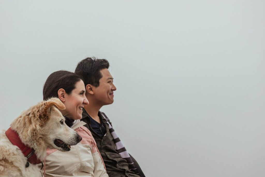 O Pet Influencer @hirovidaemfamilia em uma de suas aventuras por trilhas com seus tutores, Ronny Wong e Débora Lazari. Foto: @fotodebicho