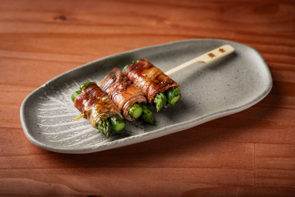 Robata de aspargos com bacon. Foto: Mário Rodrigues Jr.