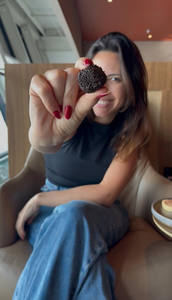 Raquel Pryzant, fundadora do Sola no Mundo, na Sala VIP do aeroporto de Recife, na volta de Fernando de Noronha