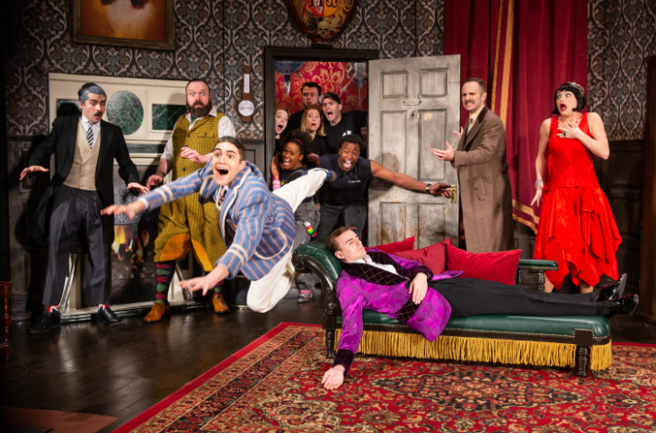 Cena de "The Play That Goes Wrong", que está entre os espetáculos da Off- Broadway que fazem parte da promoção de dois ingressos pelo preço de um (Crédito: Divulgação)