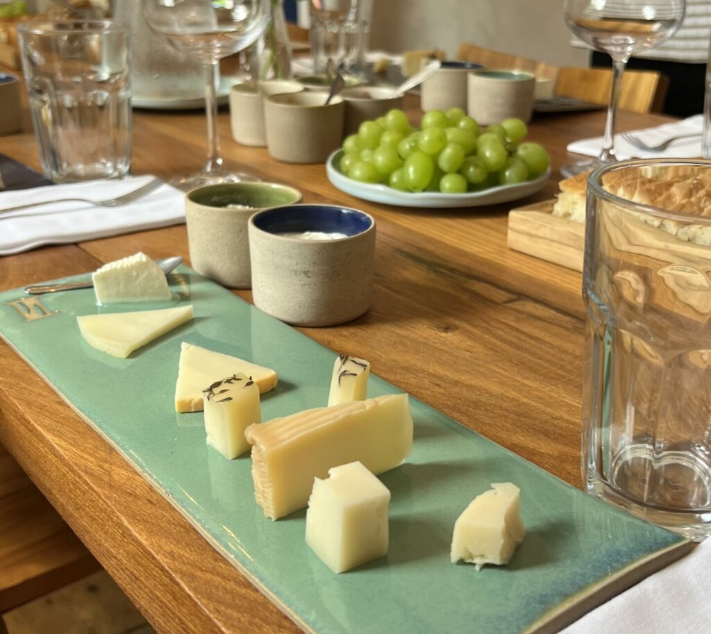 A queijaria dispõe de variedades de queijos desde frescos a curados/ Foto: Fernanda Antônia Bernardes