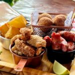 Combo Kallas é composto de mandiokallas, bolinho de porco na lata, torresmo e linguiça/ Foto: Fernanda Antônia Bernardes