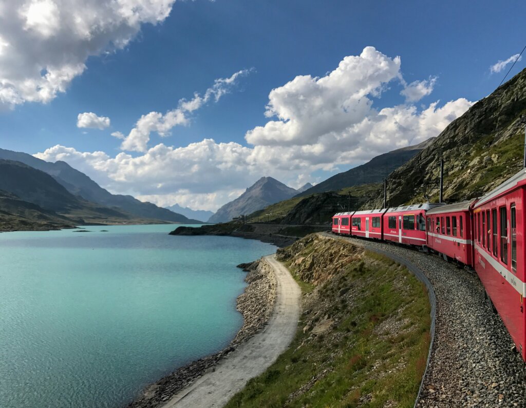 Rotas panorâmicas de trem na Suiça é uma das experiências autênticas que viajantes buscam no destino/ Foto: Unsplash