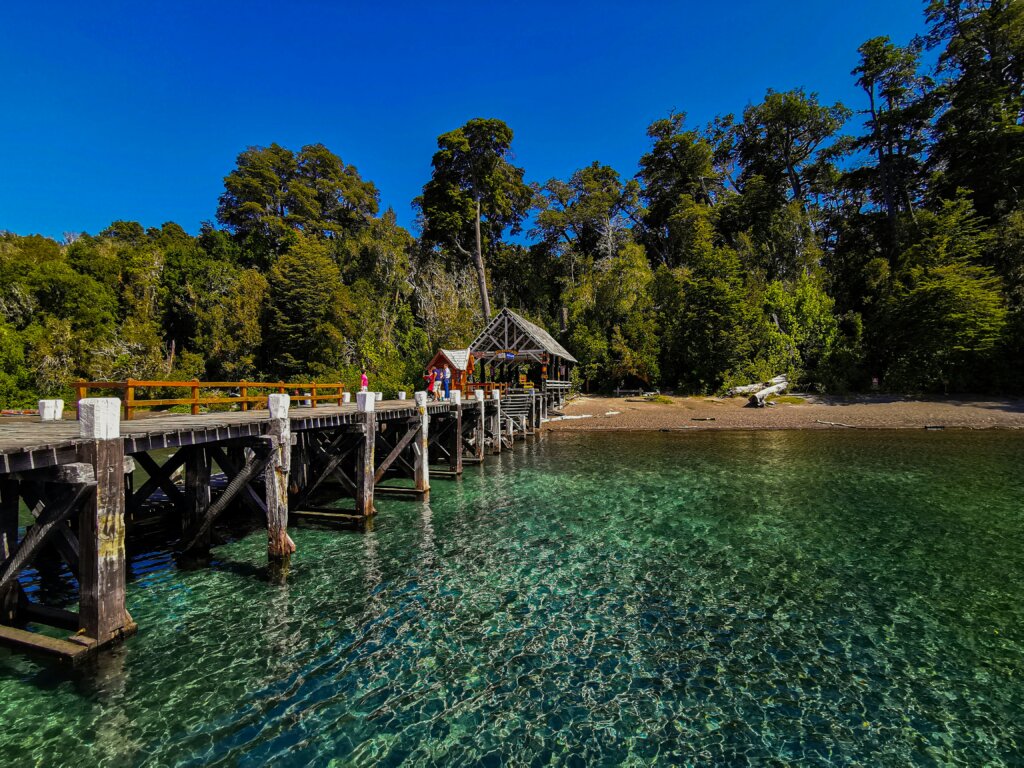 Águas cristalinas e píeres de madeira revelam o lado mais tranquilo do verão nos lagos de Bariloche, em meio ao Parque Nacional Nahuel Huapi/ Foto: Unsplash
