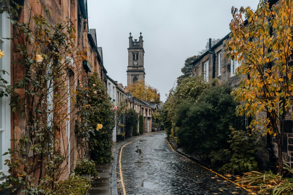 Edimburgo, na Escócia, onde ruas de pedra e construções históricas ajudam a compor a estética gótica que atravessa o cinema/ Foto: Unsplash