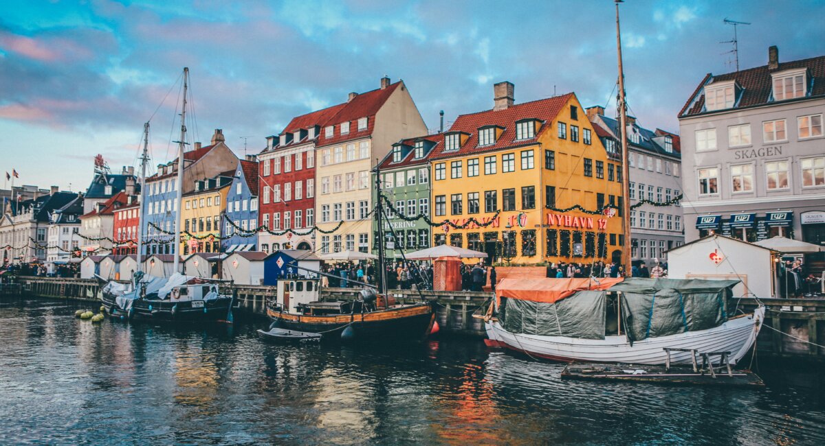 Nyhavn, em Copenhague, Dinamarca, região icônica que integra o imaginário cultural do país associado à história de Hamlet/ Foto: Unsplash