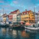 Nyhavn, em Copenhague, Dinamarca, região icônica que integra o imaginário cultural do país associado à história de Hamlet/ Foto: Unsplash
