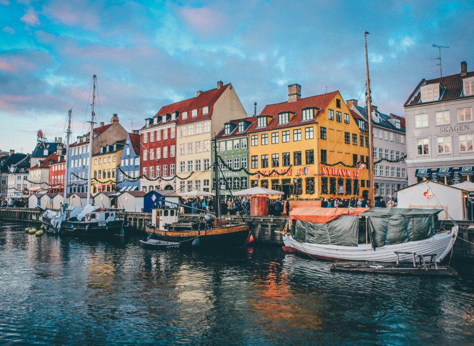 Nyhavn, em Copenhague, Dinamarca, região icônica que integra o imaginário cultural do país associado à história de Hamlet/ Foto: Unsplash