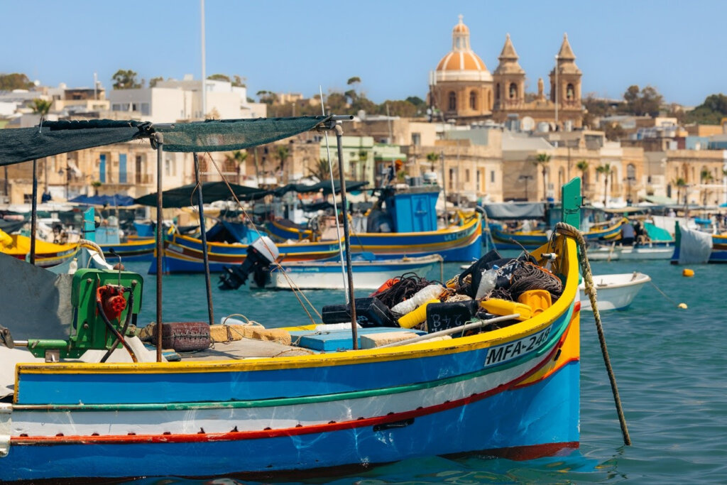 Marsaxlokk, vila de pescadores com seus típicos barcos coloridos/ Foto: Divulgação