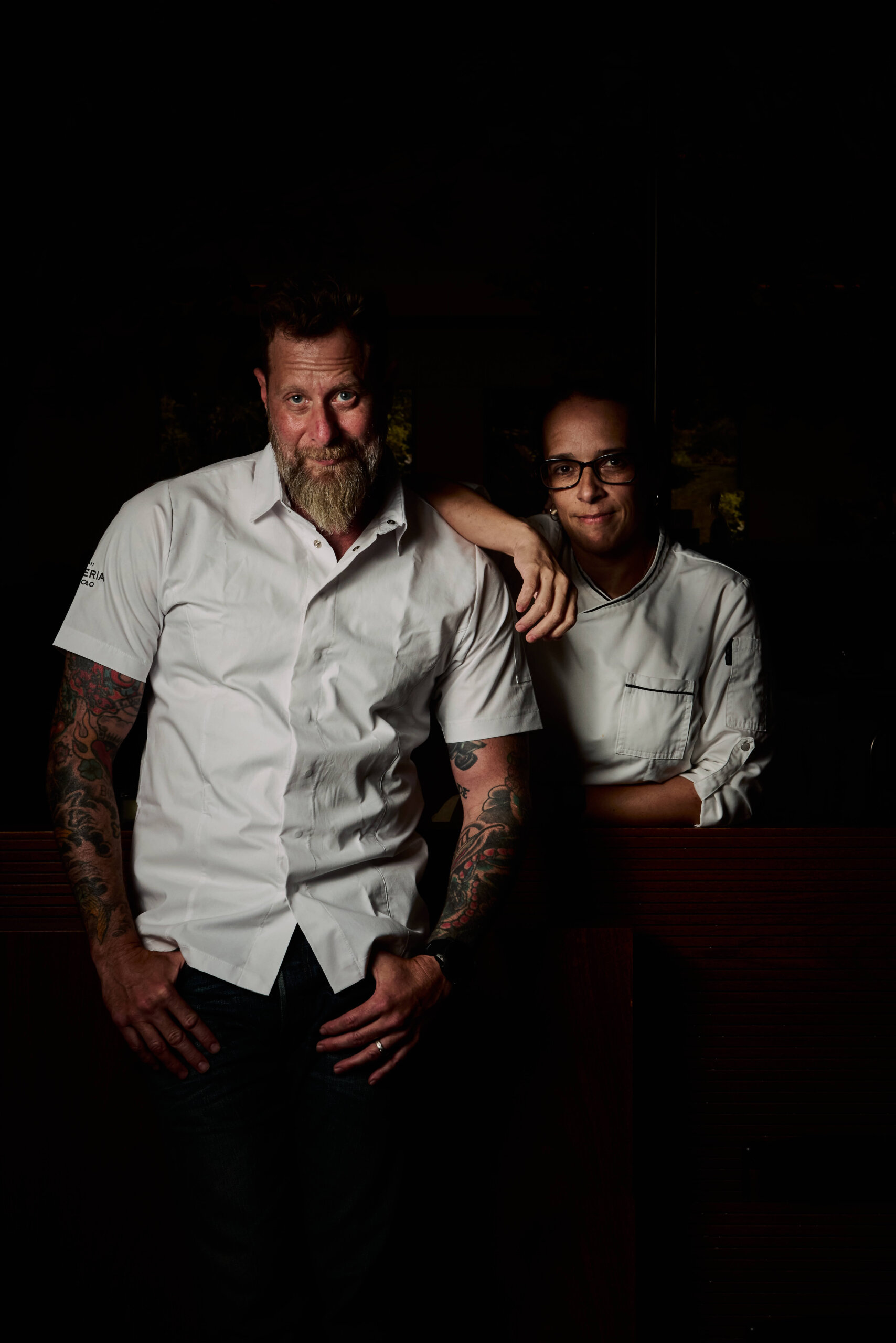 Imagem com o chef Andre Mifano e a chef Sol Santana, lado a lado