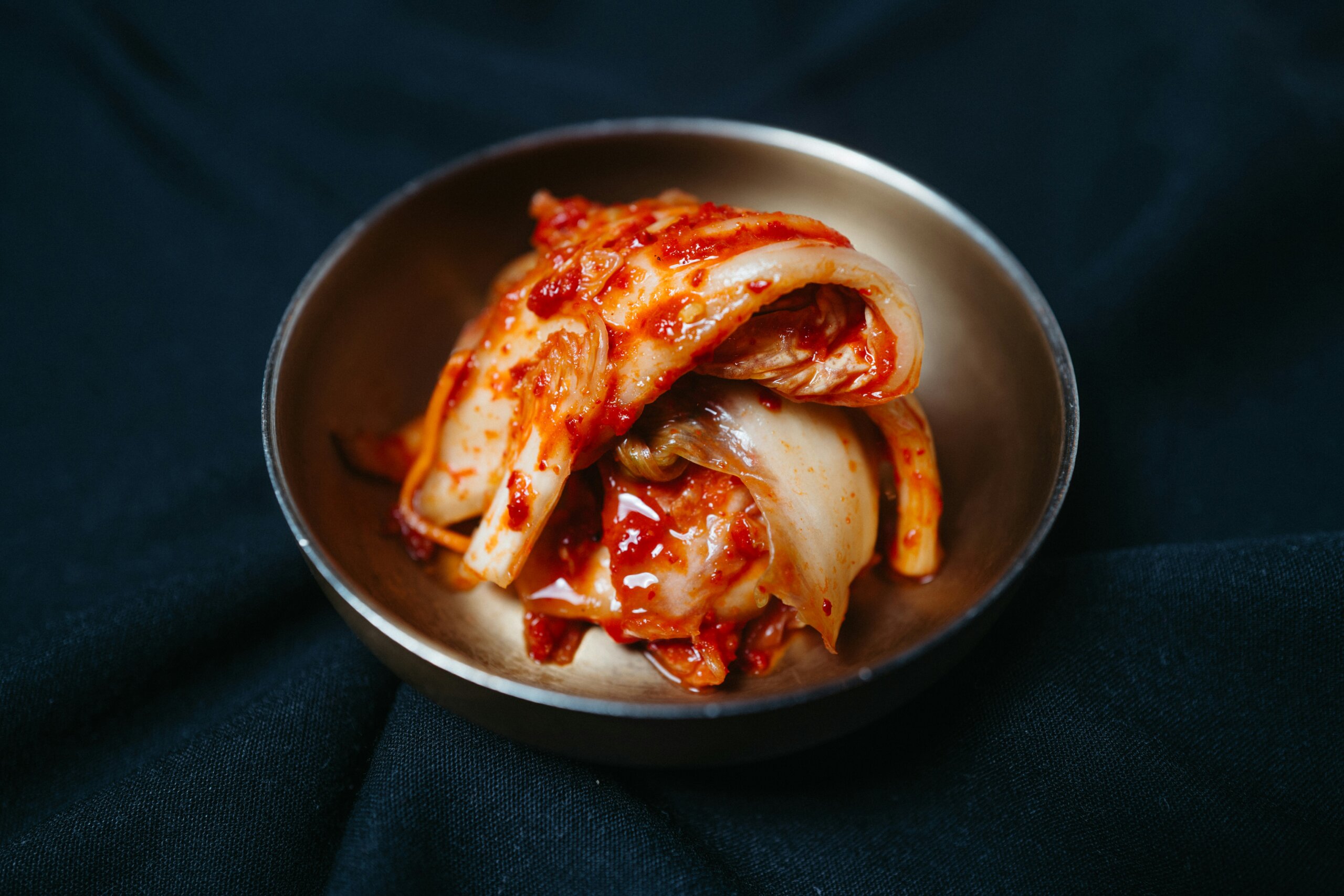Na foto, prato com kimchi, prato típico coreano
