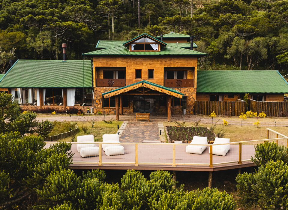 Na foto, a visão de cima do Parque Nacional Eco Resort em meio a natureza.
