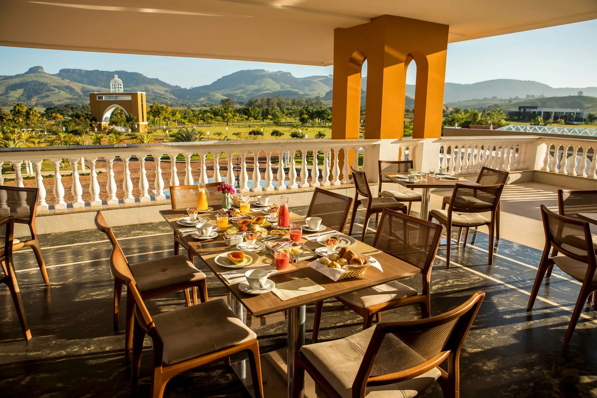 Parte do restaurante com vista para a natureza