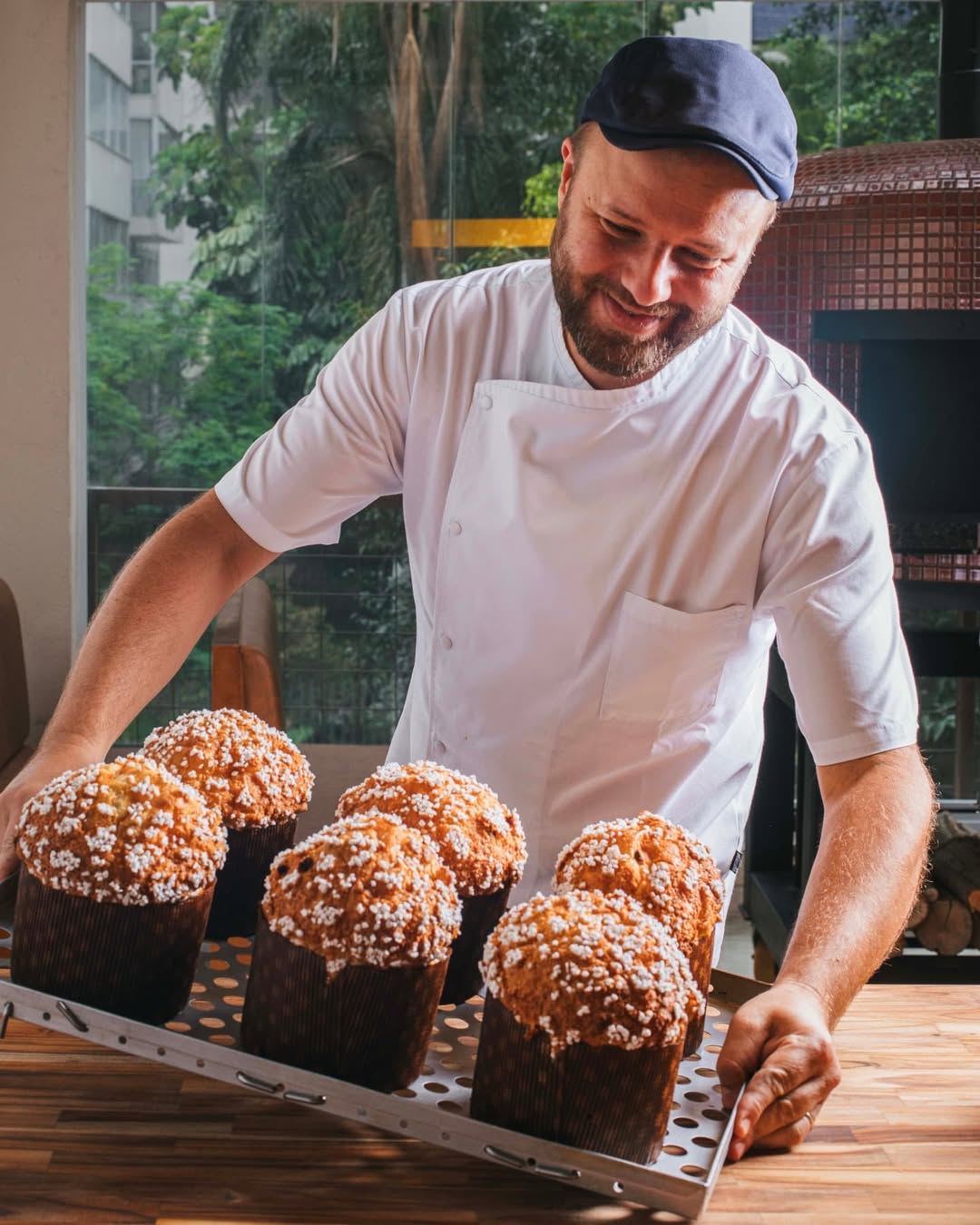 Na foto, chef Fabio Pasquale, com panettones produzidos por ele.