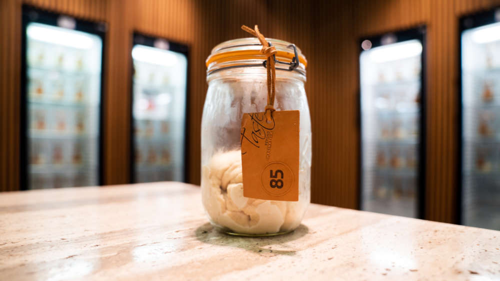 Na foto, jarro com amostra de pão fermentado