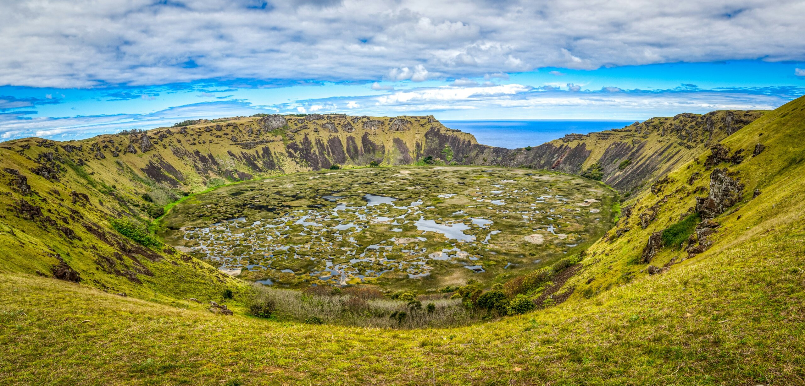 Rano Kau é um vulcão inativo e uma das atrações naturais mais impressionantes da Ilha de Páscoa